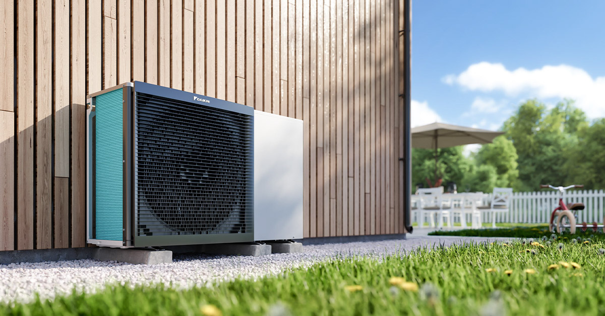 Ilmalämpöpumpun ulkoyksikkö modernin omakotitalon seinällä