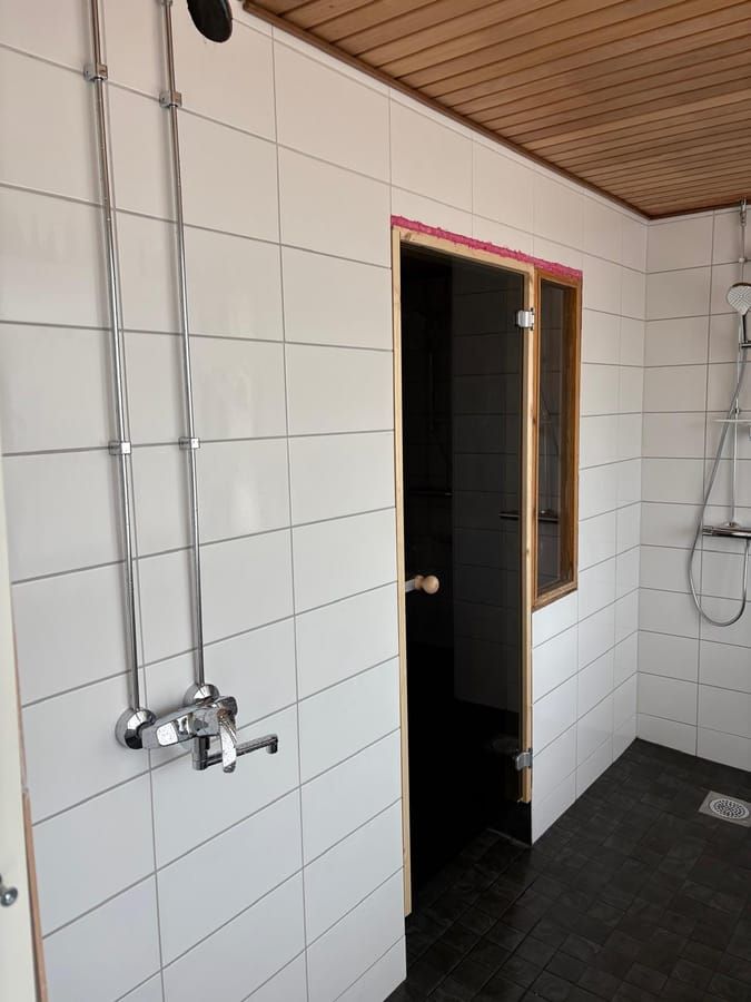 Käpylän taloyhtiön valmis pesuhuone laatoitettuna