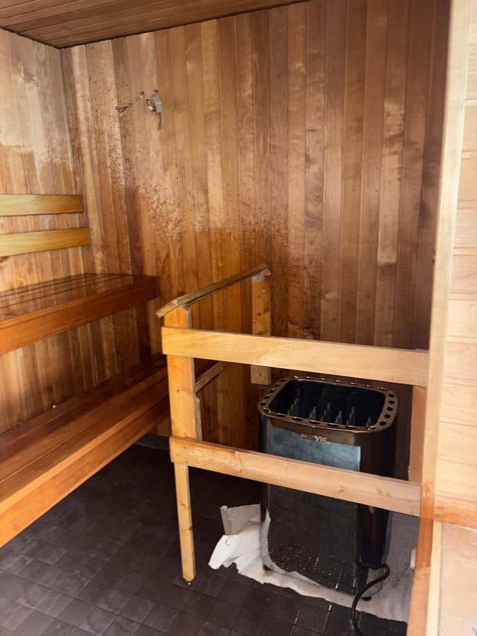 Käpylän taloyhtiön uusittu sauna kiukaalla ja laudeilla