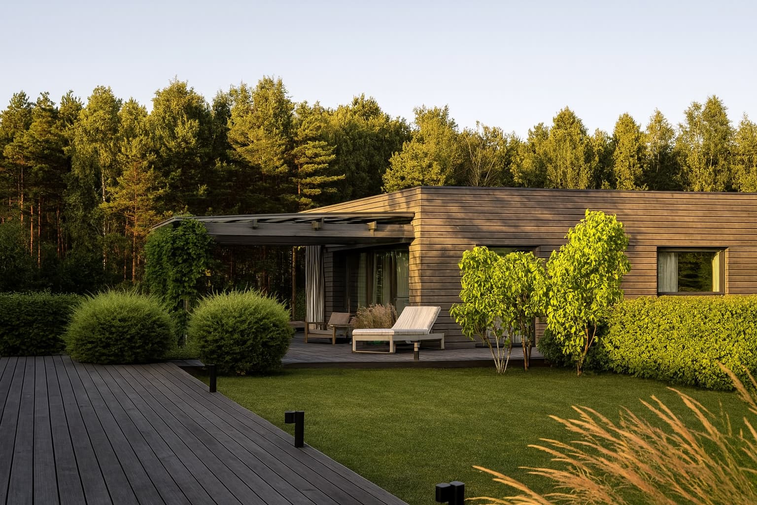 Puuterassi puutalon pihalla – valmis terassi luonnollisessa ympäristössä